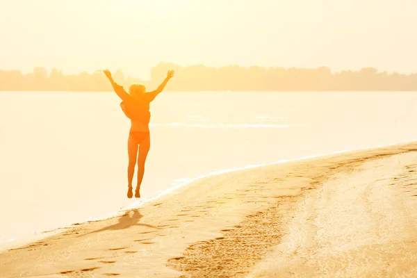 Ragazza Bionda Adolescente Che Salta Sulla Spiaggia Sotto Sole — Foto Stock