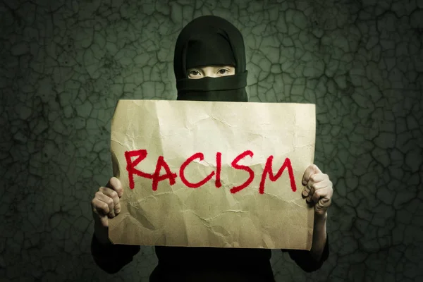 Muzułmanin Dziewczyna Czarnym Hidżab Gospodarstwa Plakat Napisem Rasizmu Tle Ściany — Zdjęcie stockowe