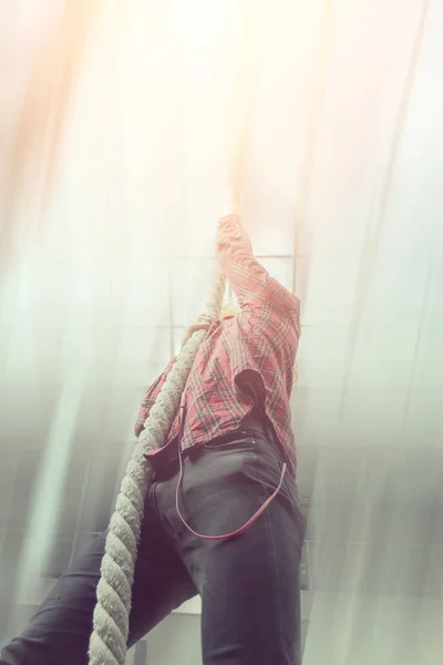 Хлопець Червоній Сорочці Піднімається Мотузці Сонячному Світлі — стокове фото