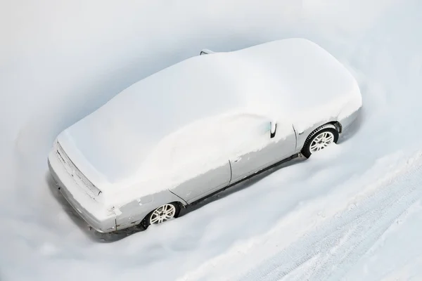 駐車中の車は雪 トップ ビューで覆われて — ストック写真