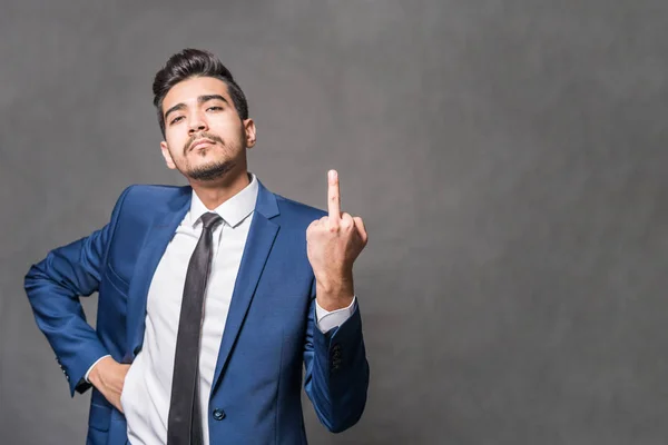 Unga Attraktiva Mannen Blå Kostym Visar Långfingret Grå Bakgrund — Stockfoto