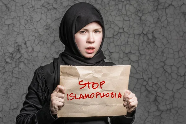 Muslimská Dívka Černém Hidžáb Držení Plakát Nápisem Stop Islamofobii Stěně — Stock fotografie