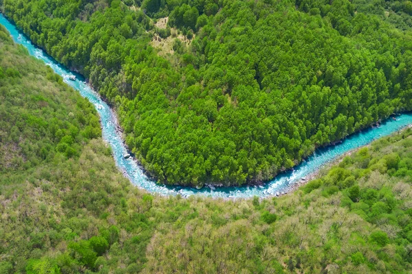 Vista Superior Rio Nas Montanhas Rodeado Por Uma Floresta Verde — Fotografia de Stock