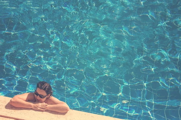 Woman Sunglasses Pool Edge Top View — Stock Photo, Image