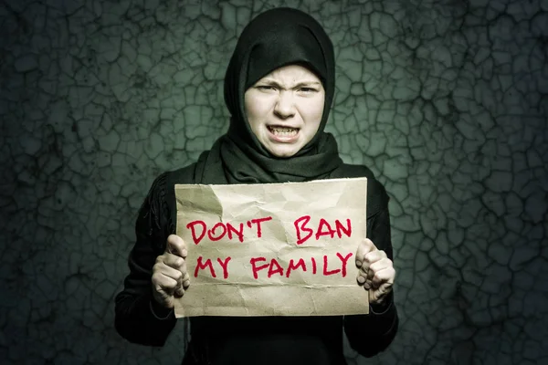 Ragazza Musulmana Hijab Nero Possesso Poster Con Iscrizione Non Banno — Foto Stock