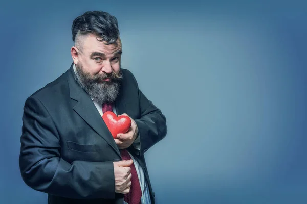 Hombre Barbudo Adulto Con Corbata Roja Tira Chaqueta Corazón Rojo —  Fotos de Stock