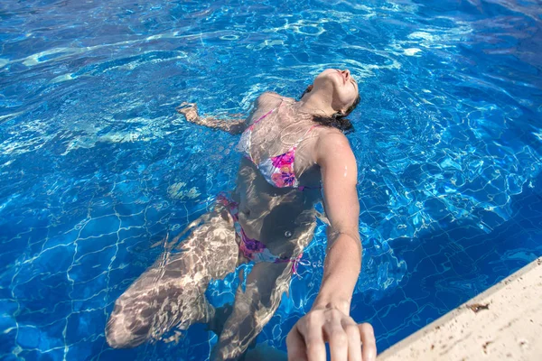 Сексуальна Жінка Бікіні Плаває Басейні — стокове фото