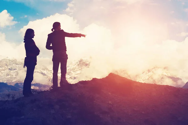 Silhouette Due Donne Cima Una Montagna — Foto Stock