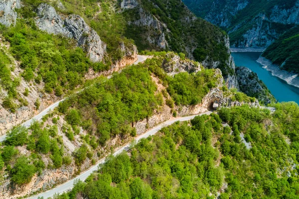 Karayolları ile yeşil orman kaplı dağların üstten görünüm