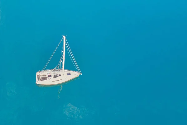 Blick Von Oben Auf Eine Weiße Yacht Blauen Meer — Stockfoto