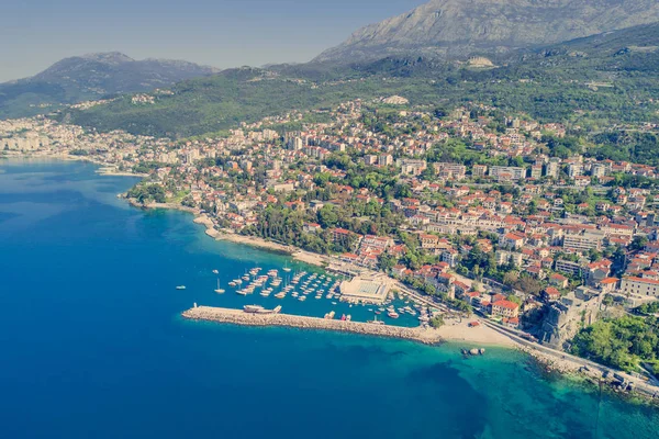 Bir marina ile güzel şehrin üstten görünüm