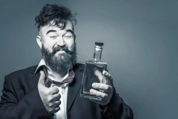 Opilec Rozcuchaná Vousatý Muž Obleku Lahví Alkoholu Ruce Ukazuje Palcem — Stock fotografie