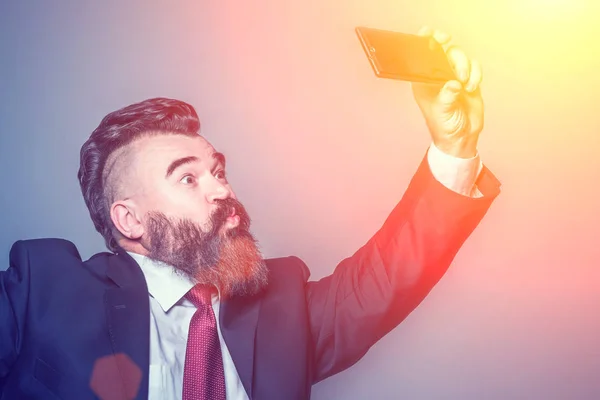 Bărbatul Barbă Adultă Într Costum Face Selfie Telefonul Lumina Soarelui — Fotografie, imagine de stoc