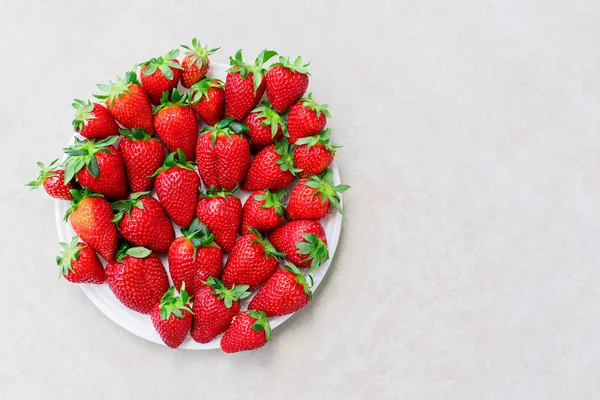 成熟的红草莓在一个白色的盘子 顶部视图 — 图库照片
