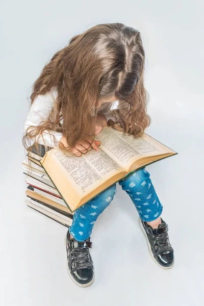 Linda Chica Con Libro Sentado Una Pila Libros Sobre Fondo — Foto de Stock