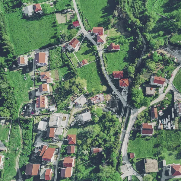 Blick Von Oben Auf Die Dorfhäuser Mit Rotem Ziegeldach Auf — Stockfoto