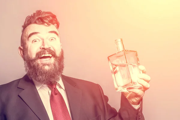 Boldog Felnőtt Szakállas Férfi Öltöny Kezében Egy Üveg Alkohol Napfény — Stock Fotó
