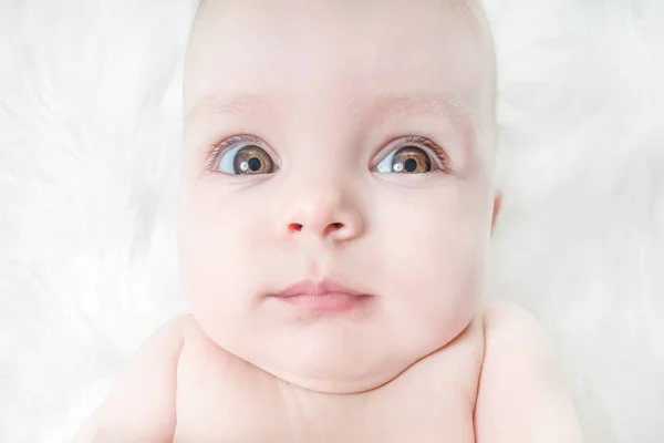 Cute Baby Lies White Fluffy Background — Stock Photo, Image