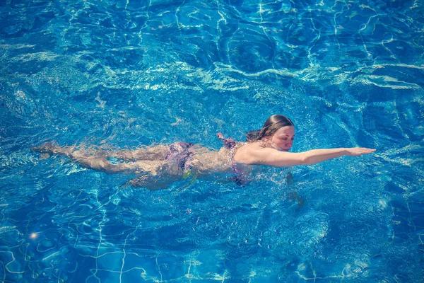 Bikinili Kadın Havuzda Yüzüyor — Stok fotoğraf
