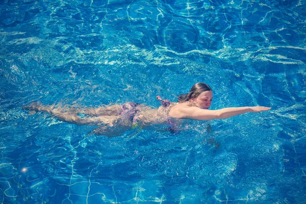 Femme Bikini Nage Dans Piscine — Photo