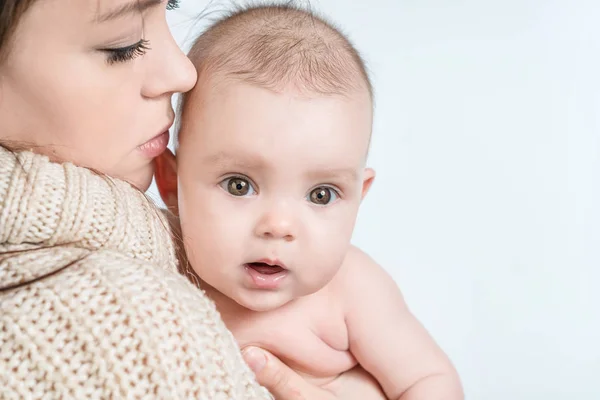 Junge Frau Hält Ein Baby Auf Weißem Hintergrund — Stockfoto