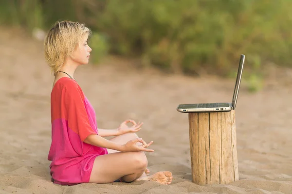 Menina Adolescente Loira Blusa Vermelha Meditando Frente Laptop Praia — Fotografia de Stock