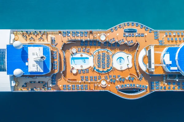 Navio Cruzeiro Com Salões Chaise Uma Piscina Vista Superior — Fotografia de Stock