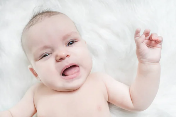 Chorando Bebê Encontra Fundo Fofo Branco — Fotografia de Stock