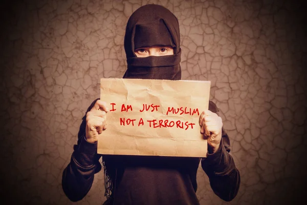 Muslimská Dívka Černém Hidžáb Držení Plakát Nápisem Jsem Jsem Jen — Stock fotografie