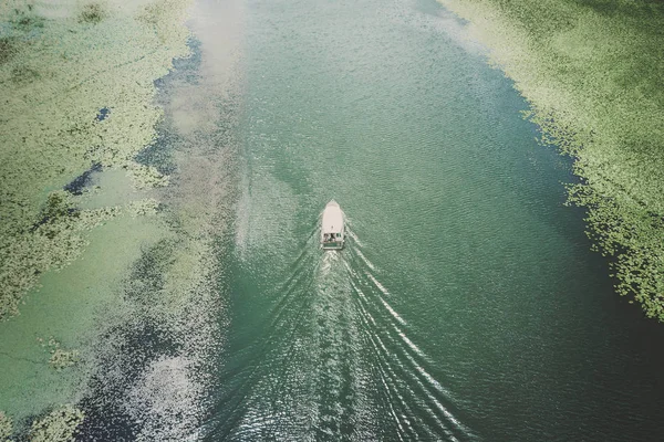 Boot Drijvend Het Water Bedekt Met Groene Algen — Stockfoto