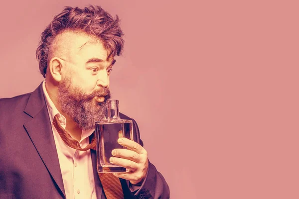 Adult Skäggig Man Kostym Ger Munnen Flaskan Med Alkohol Tonas — Stockfoto