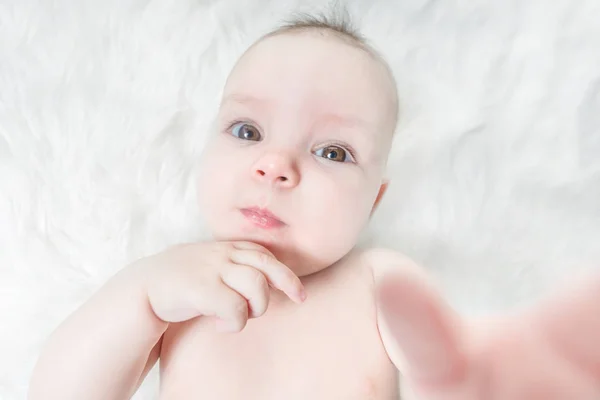 Cute Baby Lies White Fluffy Background — Stock Photo, Image