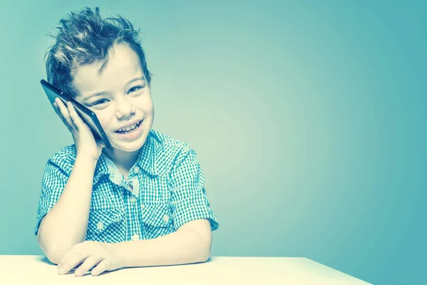 Niño Sonriente Con Una Camisa Azul Cuadros Hablando Por Teléfono — Foto de Stock