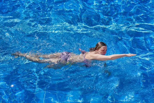 Femme Bikini Nage Dans Piscine — Photo