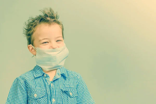 Хлопчик Сміється Медичній Масці Зеленому Тлі — стокове фото