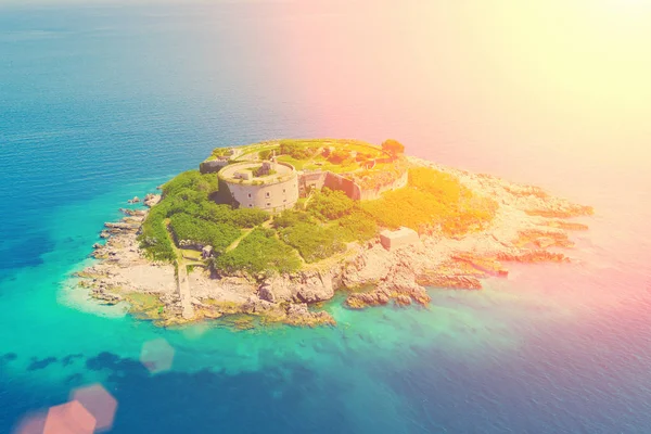 在阳光下有一座堡垒的岛屿顶视图 — 图库照片
