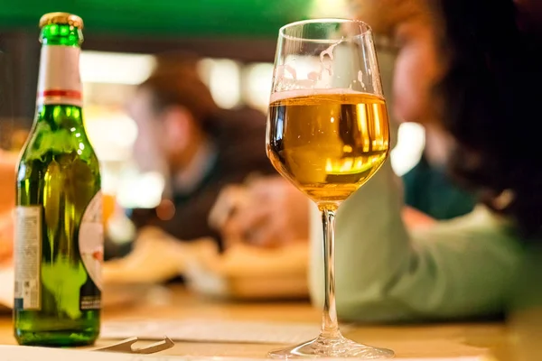 Groene Fles Glas Bier Een Tafel Een Bar — Stockfoto
