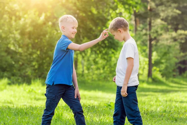 Szőke Fiú Kattintson Érintéssel Homlokon Barátja Egy Napos Park — Stock Fotó