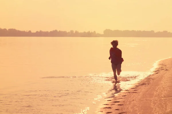 Teenie Mädchen Läuft Bei Sonnenuntergang Auf Dem Wasser — Stockfoto