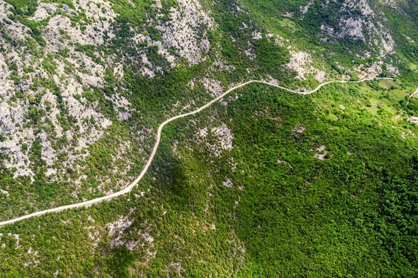 Vista Superior Uma Rodovia Sinuosa Nas Montanhas — Fotografia de Stock