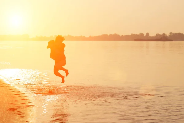 Девочка Подросток Прыгает Воду Закате — стоковое фото
