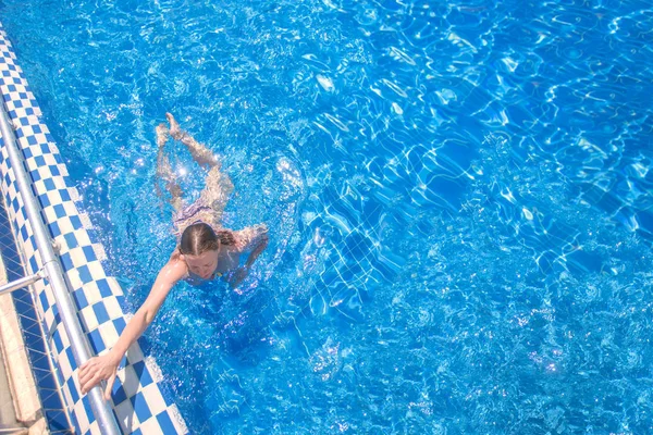 Wanita Berenang Kolam Renang — Stok Foto