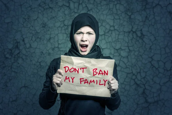 Muslimsk Flicka Svart Hijab Håller Affisch Med Inskription Inte Ban — Stockfoto