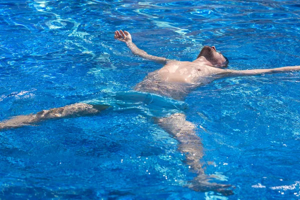 Pria Dengan Celana Pendek Biru Berbaring Atas Air — Stok Foto
