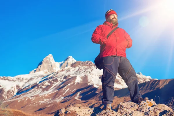Γενειοφόρος Άνδρας Ένα Κόκκινο Σακάκι Στέκεται Στα Βουνά Στο Φως — Φωτογραφία Αρχείου