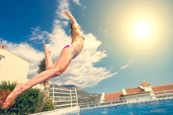 Karcsú Barna Bikini Jumping Medencében Tetőn Napfény — Stock Fotó