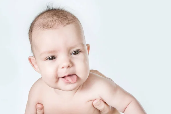 Schattige Baby Toont Tong Een Witte Achtergrond — Stockfoto
