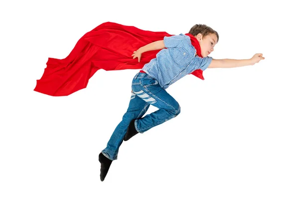 少年は 白い背景の上のスーパー ヒーローの赤マントで飛行 分離されました — ストック写真