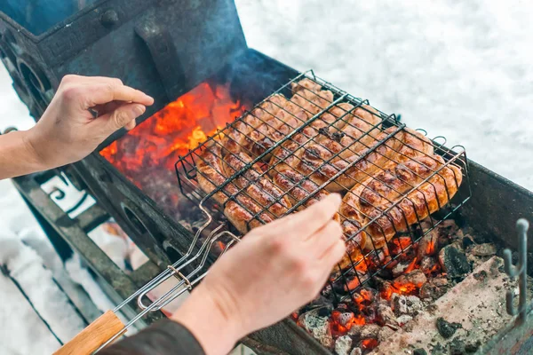 Uomo Scalda Mani Sul Braciere Con Salsicce Grigliate Inverno — Foto Stock