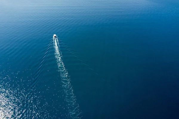 Fehér Hajó Kék Tenger Vitorlázás Felülnézet — Stock Fotó